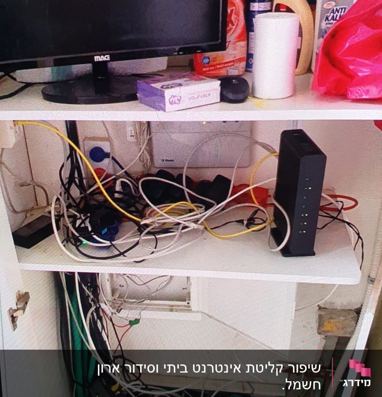 מסך מחשב, נתב, כבלים חשמליים ותקשורת בארון